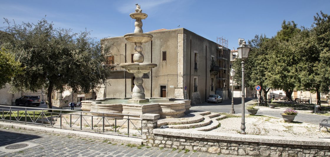 Fontana di Piazza Castelllo - Foto di Sandro Scalia